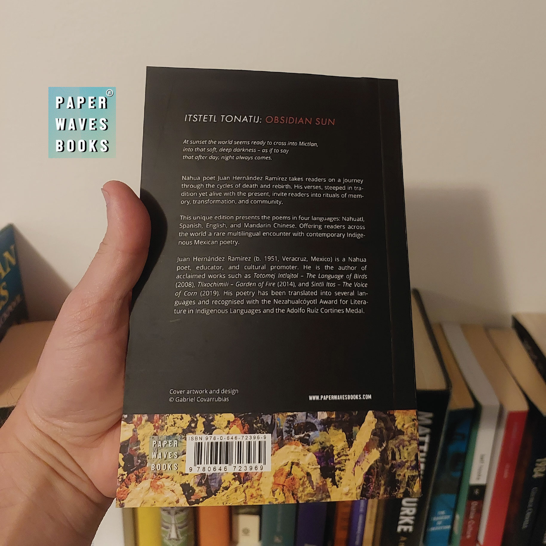The back cover of Obsidian Sun with a description of the four-language edition